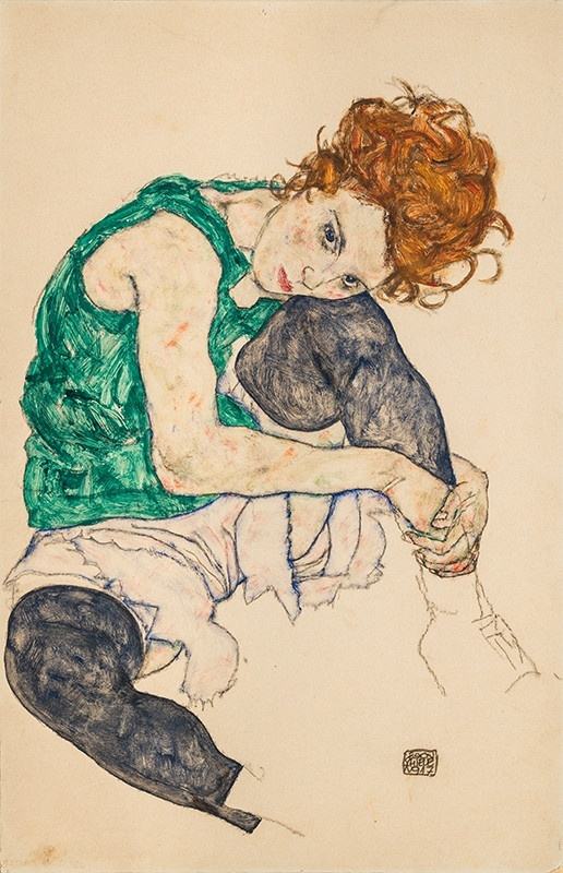 Mujer sentada con la rodilla doblada